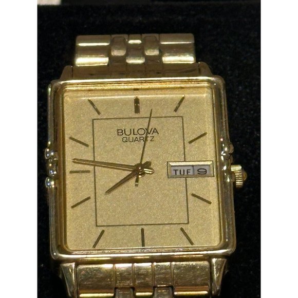 Vintage Men’s Bulova Quartz Gold Timepiece - Picture 7 of 7